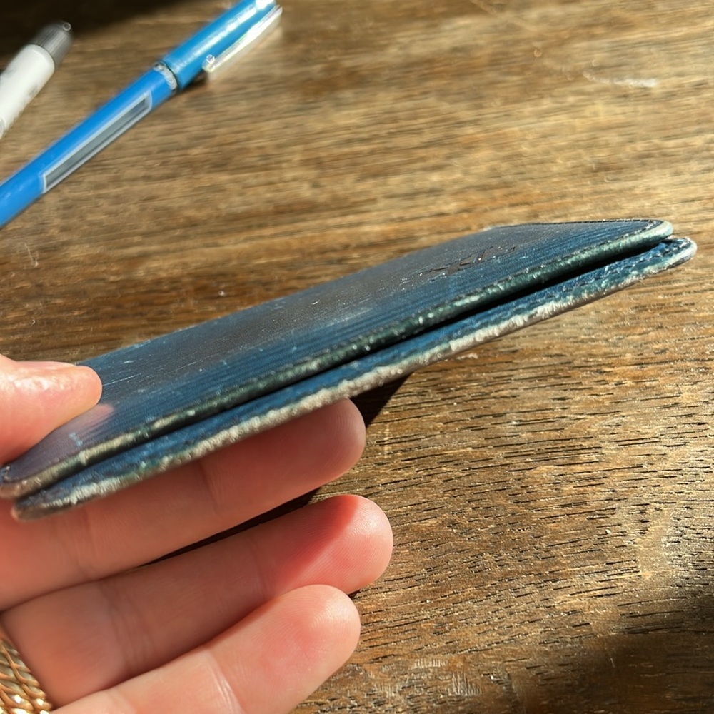 Louis Vuitton blue epi bifold wallet. Tired but still cute - Picture 6 of 6